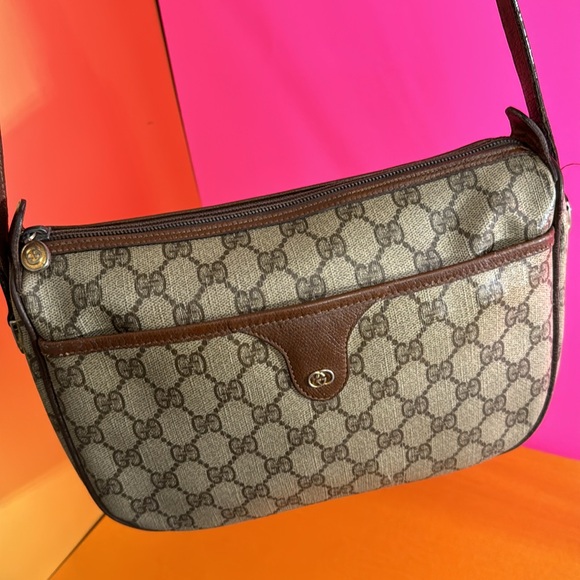 Gucci GG logo crossbody bag a beautiful and clean Gucci bag - Picture 9 of 17